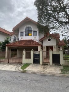 Spacious freehold bungalow in Mutiara Damansara featuring 6,000 sq.ft. land area, 4,500 sq.ft. built-up space with 6 en-suite bedrooms, high ceilings and modern open concept design