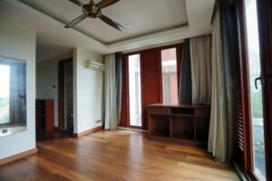 Luxurious bungalow for sale in Ara Bangsar, Kuala Lumpur. 6,740 sq.ft., 4 bedrooms, 6 bathrooms, 4 car parks, stunning views of the KL skyline, including the Twin Towers. RM 5.5 million. Freehold.