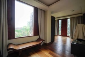 Luxurious bungalow for sale in Ara Bangsar, Kuala Lumpur. 6,740 sq.ft., 4 bedrooms, 6 bathrooms, 4 car parks, stunning views of the KL skyline, including the Twin Towers. RM 5.5 million. Freehold.
