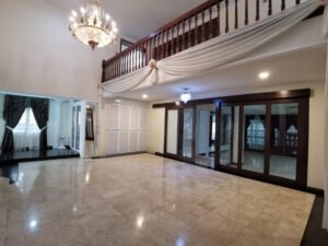 Spacious bungalow for sale at Bukit Tunku, Kenny Hills. Triplex design, 6 bedrooms, 8 bathrooms, 1 maid room, and 10 carparks. Partly furnished with a kitchen cabinet, balcony, air conditioners, bath tub, and garden. Sale price RM 7,500,000.
