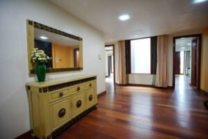 Luxurious bungalow for sale in Ara Bangsar, Kuala Lumpur. 6,740 sq.ft., 4 bedrooms, 6 bathrooms, 4 car parks, stunning views of the KL skyline, including the Twin Towers. RM 5.5 million. Freehold.
