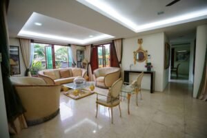 Luxurious bungalow for sale in Ara Bangsar, Kuala Lumpur. 6,740 sq.ft., 4 bedrooms, 6 bathrooms, 4 car parks, stunning views of the KL skyline, including the Twin Towers. RM 5.5 million. Freehold.
