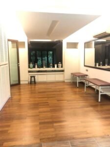 Spacious semi-D house for sale at Tijani 2 South, Bukit Tunku. 4 bedrooms, 6 bathrooms, and 2 maid rooms. Featuring modern interiors, elevator, air conditioning, kitchen cabinets, and garden. Ideal for families in a prestigious location. Priced at RM 4,700,000.