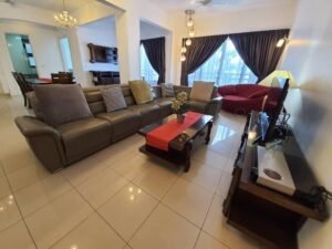 Luxury fully furnished condominium in Mutiara Damansara with 4+1 bedrooms, modern facilities including swimming pool and gym, located near MRT station and shopping malls