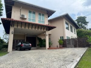 Luxurious freehold residence for rent in Taman Duta featuring 10,000 sq.ft. land area, 6,500 sq.ft. built-up space with 4 bedrooms, swimming pool and spacious garden in prestigious Kuala Lumpur neighborhood