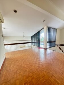 Spacious family bungalow in Seksyen 16 Petaling Jaya with 5,000 sq.ft. living space, five bathrooms, and extensive front and back yards on 8,628 sq.ft. land