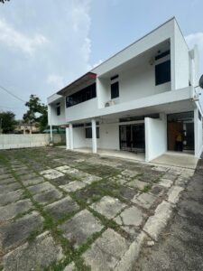 Spacious family bungalow in Seksyen 16 Petaling Jaya with 5,000 sq.ft. living space, five bathrooms, and extensive front and back yards on 8,628 sq.ft. land