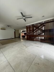Spacious family bungalow in Seksyen 16 Petaling Jaya with 5,000 sq.ft. living space, five bathrooms, and extensive front and back yards on 8,628 sq.ft. land