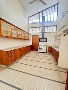 Spacious family bungalow in Seksyen 16 Petaling Jaya with 5,000 sq.ft. living space, five bathrooms, and extensive front and back yards on 8,628 sq.ft. land