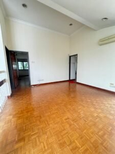 Spacious family bungalow in Seksyen 16 Petaling Jaya with 5,000 sq.ft. living space, five bathrooms, and extensive front and back yards on 8,628 sq.ft. land