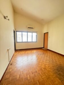 Spacious family bungalow in Seksyen 16 Petaling Jaya with 5,000 sq.ft. living space, five bathrooms, and extensive front and back yards on 8,628 sq.ft. land