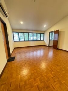 Spacious family bungalow in Seksyen 16 Petaling Jaya with 5,000 sq.ft. living space, five bathrooms, and extensive front and back yards on 8,628 sq.ft. land