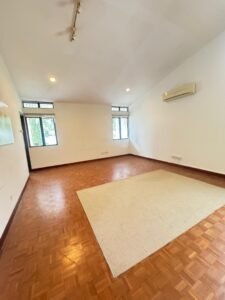 Spacious family bungalow in Seksyen 16 Petaling Jaya with 5,000 sq.ft. living space, five bathrooms, and extensive front and back yards on 8,628 sq.ft. land