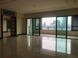 Luxurious duplex penthouse in KLCC featuring huge lanai balcony with direct Petronas Twin Towers view, private lift entrance, 7,298 sq.ft., freehold.