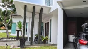 Fully furnished freehold bungalow for sale at Saujana Resort Golf Community Shah Alam Petaling Jaya, approximately 8,000 sq.ft. built-up on 10,280 sq.ft. land, 6 bedrooms, private gym, gated and guarded, selling at RM 7,500,000.
