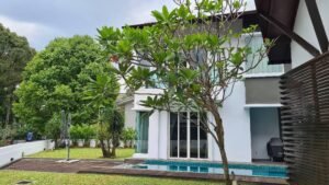 Fully furnished freehold bungalow for sale at Saujana Resort Golf Community Shah Alam Petaling Jaya, approximately 8,000 sq.ft. built-up on 10,280 sq.ft. land, 6 bedrooms, private gym, gated and guarded, selling at RM 7,500,000.